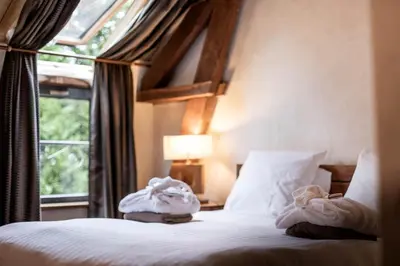 Un ou plusieurs lits dans un hébergement de l'établissement Manoir des Indes, The Originals Relais