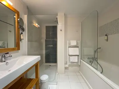 Salle de bains dans l'établissement Best Western Plus Hotel Kregenn