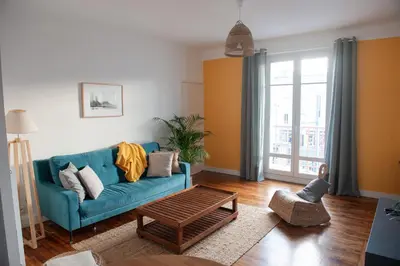 Coin salon dans l'établissement Appartement spacieux avec balcon et parking