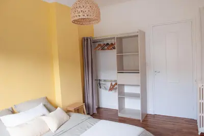 Un ou plusieurs lits dans un hébergement de l'établissement Appartement spacieux avec balcon et parking