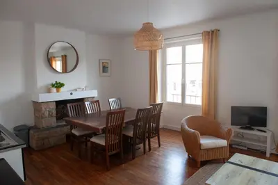 Télévision ou salle de divertissement dans l'établissement Appartement spacieux avec balcon et parking