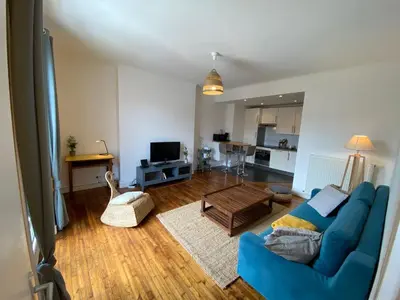 Télévision ou salle de divertissement dans l'établissement Appartement spacieux avec balcon et parking