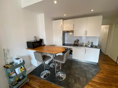 Cuisine ou kitchenette dans l'établissement Appartement spacieux avec balcon et parking