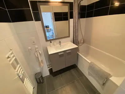 Salle de bains dans l'établissement Appartement spacieux avec balcon et parking