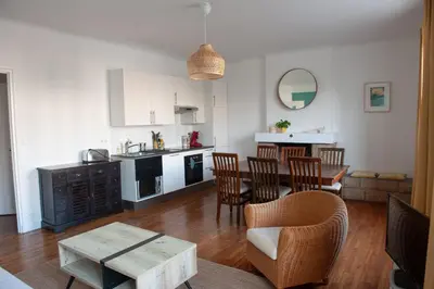 Cuisine ou kitchenette dans l'établissement Appartement spacieux avec balcon et parking