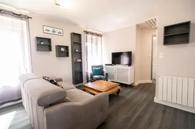 Télévision ou salle de divertissement dans l'établissement Le Cabestan, appartement proche plage Morgat