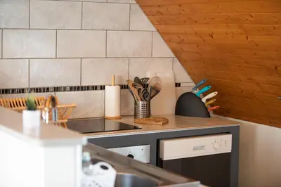 Cuisine ou kitchenette dans l'établissement Le Portzic, Appartement proche plage de Morgat