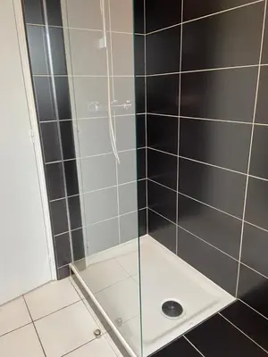 Salle de bains dans l'établissement Le Portzic, Appartement proche plage de Morgat