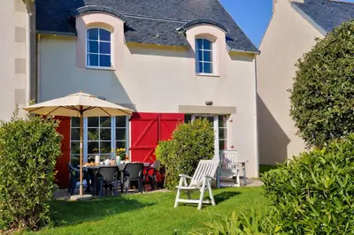 Jardin de l'établissement LocaLise - Maison E4 au Guilvinec - A 20m de la mer avec jardin et piscine - Tout à pied, plages, port, centre, commerces, marché - Wifi inclus - Linge de lit inclus - Animaux bienvenus
