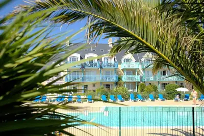 Piscine de l'établissement LocaLise - Maison E4 au Guilvinec - A 20m de la mer avec jardin et piscine - Tout à pied, plages, port, centre, commerces, marché - Wifi inclus - Linge de lit inclus - Animaux bienvenus ou située à proximité