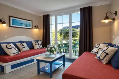 Coin salon dans l'établissement LocaLise - Maison E4 au Guilvinec - A 20m de la mer avec jardin et piscine - Tout à pied, plages, port, centre, commerces, marché - Wifi inclus - Linge de lit inclus - Animaux bienvenus