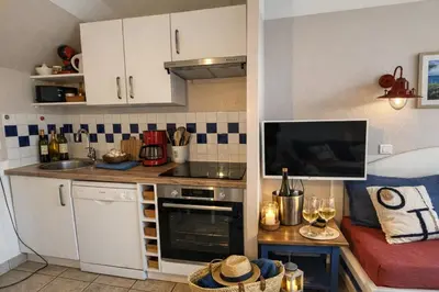 Cuisine ou kitchenette dans l'établissement LocaLise - Maison E4 au Guilvinec - A 20m de la mer avec jardin et piscine - Tout à pied, plages, port, centre, commerces, marché - Wifi inclus - Linge de lit inclus - Animaux bienvenus