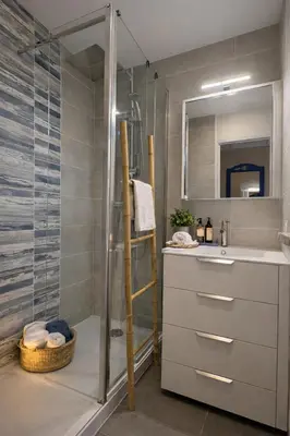 Salle de bains dans l'établissement LocaLise - Maison E4 au Guilvinec - A 20m de la mer avec jardin et piscine - Tout à pied, plages, port, centre, commerces, marché - Wifi inclus - Linge de lit inclus - Animaux bienvenus