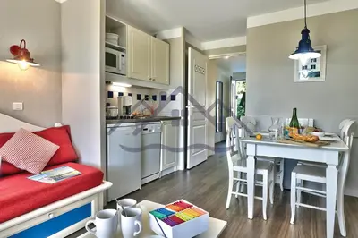 Cuisine ou kitchenette dans l'établissement LocaLise au Guilvinec - B5 - Plain-pied avec piscine et jardin - Tout à pied, plage, port, centre, commerces, marché - Wifi inclus - Linge de lit inclus - Animaux bienvenus