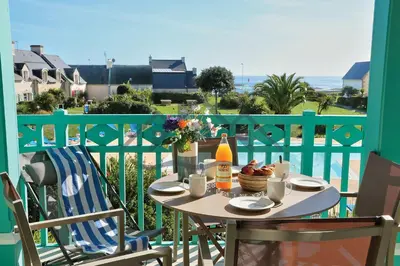 Balcon ou terrasse dans l'établissement LocaLise au Guilvinec - A15 - Vue sur la mer la piscine et le jardin - Tout à pied, plages, port, centre, commerces, marché - Wifi inclus - Animaux bienvenus - Linge de lit inclus