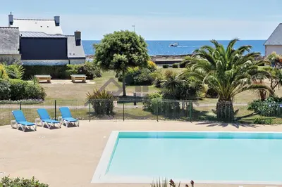 Piscine de l'établissement LocaLise au Guilvinec - A15 - Vue sur la mer la piscine et le jardin - Tout à pied, plages, port, centre, commerces, marché - Wifi inclus - Animaux bienvenus - Linge de lit inclus ou située à proximité