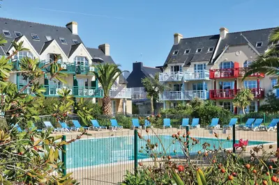 Piscine de l'établissement LocaLise au Guilvinec - A15 - Vue sur la mer la piscine et le jardin - Tout à pied, plages, port, centre, commerces, marché - Wifi inclus - Animaux bienvenus - Linge de lit inclus ou située à proximité