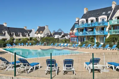 Piscine de l'établissement LocaLise au Guilvinec - A28 - Belle vue sur la mer, la piscine et le jardin - - Tout à pied, plages, port, centre, commerces, marché - Wifi inclus - Linge de lit inclus ou située à proximité