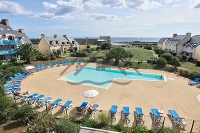 Piscine de l'établissement LocaLise au Guilvinec - A28 - Belle vue sur la mer, la piscine et le jardin - - Tout à pied, plages, port, centre, commerces, marché - Wifi inclus - Linge de lit inclus ou située à proximité