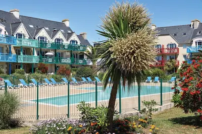 Piscine de l'établissement LocaLise au Guilvinec - A28 - Belle vue sur la mer, la piscine et le jardin - - Tout à pied, plages, port, centre, commerces, marché - Wifi inclus - Linge de lit inclus ou située à proximité