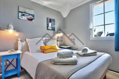 Un ou plusieurs lits dans un hébergement de l'établissement LocaLise - Maison E2 au Guilvinec - A 20m de la mer avec jardin et piscine - Tout à pied, plage, port, centre commerces, marché - Wifi inclus - Vue mer de la chambre - Animaux bienvenus - Linge de lit inclus