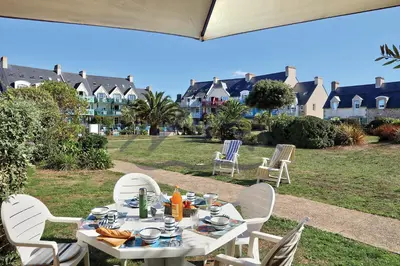 Jardin de l'établissement LocaLise - Maison E2 au Guilvinec - A 20m de la mer avec jardin et piscine - Tout à pied, plage, port, centre commerces, marché - Wifi inclus - Vue mer de la chambre - Animaux bienvenus - Linge de lit inclus