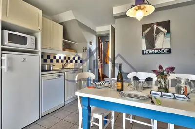 Cuisine ou kitchenette dans l'établissement LocaLise - Maison E2 au Guilvinec - A 20m de la mer avec jardin et piscine - Tout à pied, plage, port, centre commerces, marché - Wifi inclus - Vue mer de la chambre - Animaux bienvenus - Linge de lit inclus