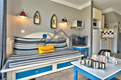 Cuisine ou kitchenette dans l'établissement LocaLise - Maison E2 au Guilvinec - A 20m de la mer avec jardin et piscine - Tout à pied, plage, port, centre commerces, marché - Wifi inclus - Vue mer de la chambre - Animaux bienvenus - Linge de lit inclus