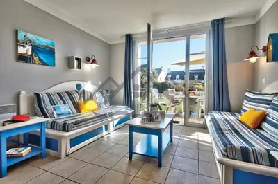 Coin salon dans l'établissement LocaLise - Maison E2 au Guilvinec - A 20m de la mer avec jardin et piscine - Tout à pied, plage, port, centre commerces, marché - Wifi inclus - Vue mer de la chambre - Animaux bienvenus - Linge de lit inclus