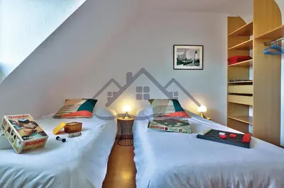 Un ou plusieurs lits dans un hébergement de l'établissement LocaLise - M3A La Maison du pêcheur au Guilvinec - Chambres vue mer - A 20m de la mer située à la pointe de Men Meur - Tout à pied, plage, port, centre, commerces, marché - Wifi inclus - Linge de lit inclus - Jardin clos - En option , ménage et serviettes