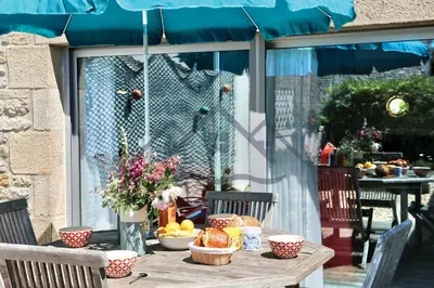 Terrasse ou espace extérieur de l'établissement LocaLise - M3A La Maison du pêcheur au Guilvinec - Chambres vue mer - A 20m de la mer située à la pointe de Men Meur - Tout à pied, plage, port, centre, commerces, marché - Wifi inclus - Linge de lit inclus - Jardin clos - En option , ménage et serviettes