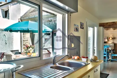 Cuisine ou kitchenette dans l'établissement LocaLise - M3A La Maison du pêcheur au Guilvinec - Chambres vue mer - A 20m de la mer située à la pointe de Men Meur - Tout à pied, plage, port, centre, commerces, marché - Wifi inclus - Linge de lit inclus - Jardin clos - En option , ménage et serviettes
