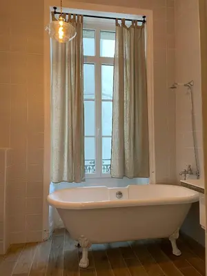 Salle de bains dans l'établissement les croix appartements