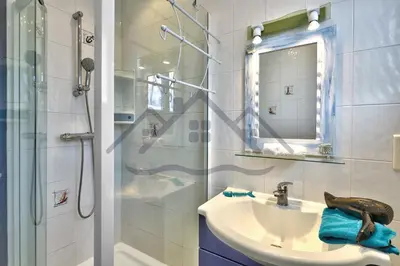 Salle de bains dans l'établissement LocaLise - M3B - Souvenir du Guil - Maison de plain-pied avec jardin clos au Guilvinec - Tout à pied, plages, port, centre, commerces, marché - Wif inclus - Linge de lit inclus - Animaux bienvenus
