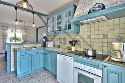 Cuisine ou kitchenette dans l'établissement LocaLise - M3B - Souvenir du Guil - Maison de plain-pied avec jardin clos au Guilvinec - Tout à pied, plages, port, centre, commerces, marché - Wif inclus - Linge de lit inclus - Animaux bienvenus