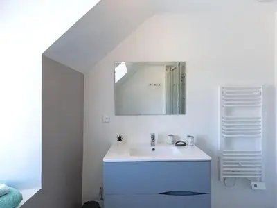 Salle de bains dans l'établissement Maison cosy à Plouescat avec jardin et terrasse