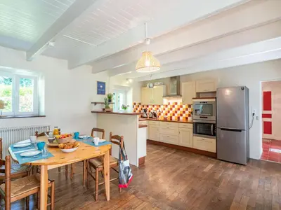 Cuisine ou kitchenette dans l'établissement Holiday Home Ti ar Stang by Interhome