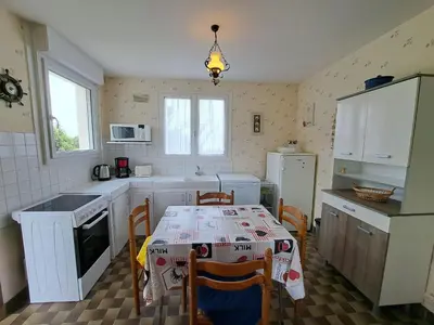 Cuisine ou kitchenette dans l'établissement House in Treompan near Sandy Beach