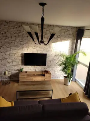 Télévision ou salle de divertissement dans l'établissement Appartement neuf style industriel *** proche de la mer