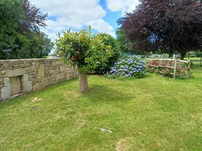 Jardin de l'établissement Plain pied en rez de jardin à la campagne et proche de l'océan
