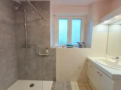 Salle de bains dans l'établissement Plain pied en rez de jardin à la campagne et proche de l'océan