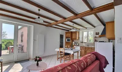 Cuisine ou kitchenette dans l'établissement Plain pied en rez de jardin à la campagne et proche de l'océan