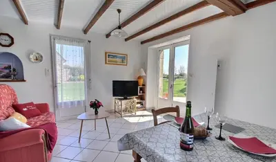 Télévision ou salle de divertissement dans l'établissement Plain pied en rez de jardin à la campagne et proche de l'océan