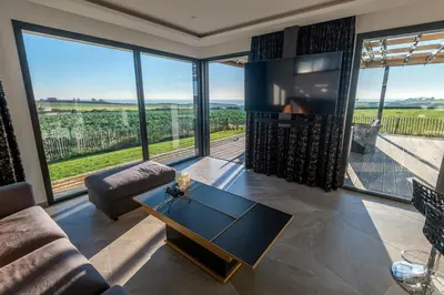 Coin salon dans l'établissement Les Gîtes de Fabie - Villa vue mer avec spa - Plougonvelin