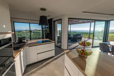 Cuisine ou kitchenette dans l'établissement Les Gîtes de Fabie - Villa vue mer avec spa - Plougonvelin