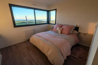 Un ou plusieurs lits dans un hébergement de l'établissement Les Gîtes de Fabie - Villa vue mer avec spa - Plougonvelin