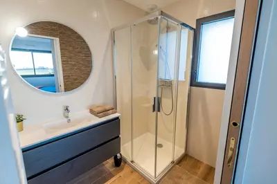 Salle de bains dans l'établissement Les Gîtes de Fabie - Villa vue mer avec spa - Plougonvelin