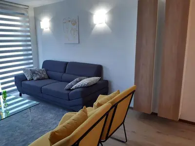 Coin salon dans l'établissement Logement 80 m2 avec terrasses entre les deux abers