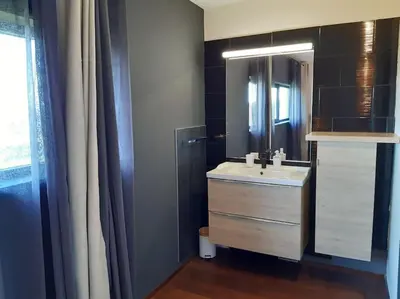 Salle de bains dans l'établissement Logement 80 m2 avec terrasses entre les deux abers