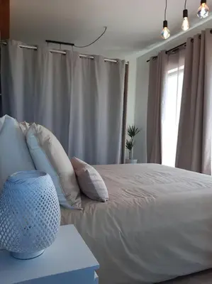 Un ou plusieurs lits dans un hébergement de l'établissement Logement 80 m2 avec terrasses entre les deux abers
